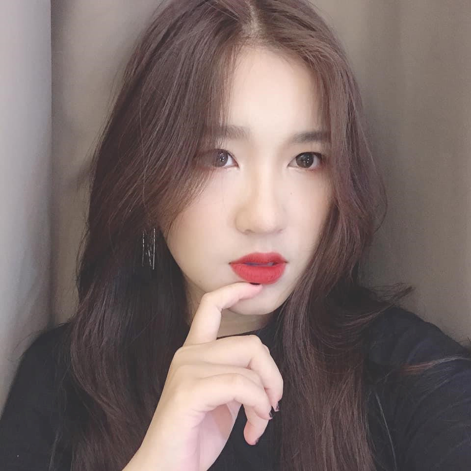 Bức ảnh ăn mừng sinh nhật lần thứ 19 của Gia Linh đang được chia sẻ nhiều trên các diễn đàn trai xinh gái đẹp. Con gái NSƯT Kim Tử Long được dân mạng khen thừa hưởng nét đẹp từ bố. Nhiều người nói "cảm thấy tiếc" khi cô không muốn tham gia hoạt động nghệ thuật.