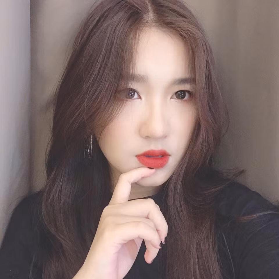 Bức ảnh ăn mừng sinh nhật lần thứ 19 của Gia Linh đang được chia sẻ nhiều trên các diễn đàn trai xinh gái đẹp. Con gái NSƯT Kim Tử Long được dân mạng khen thừa hưởng nét đẹp từ bố. Nhiều người nói "cảm thấy tiếc" khi cô không muốn tham gia hoạt động nghệ thuật.