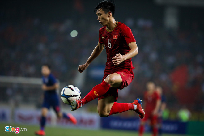 Van Hau 'bong den' va nhung biet danh hai huoc cua 'em ut vang'