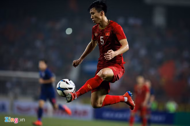 Van Hau 'bong den' va nhung biet danh hai huoc cua 'em ut vang'