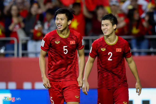 Dù là em út nhưng Văn Hậu lại khiến dân mạng bất ngờ khi thường xuyên có những bình luận "bắt nạt" các anh trên mạng xã hội. Văn Hậu được nhiều đàn anh ưu ái, chơi thân với nhiều cầu thủ trong đội tuyển Việt Nam. Dù ít tuổi hơn, anh thường xuyên xưng hô thoải mái với những đồng đội hơn tuổi. Khi Đình Trọng lo lắng về kỳ thi tốt nghiệp, Đoàn Văn Hậu bình luận ngay: "Anh thì lo cái gì, kiểu gì chả đúp". Ảnh: Minh Chiến.