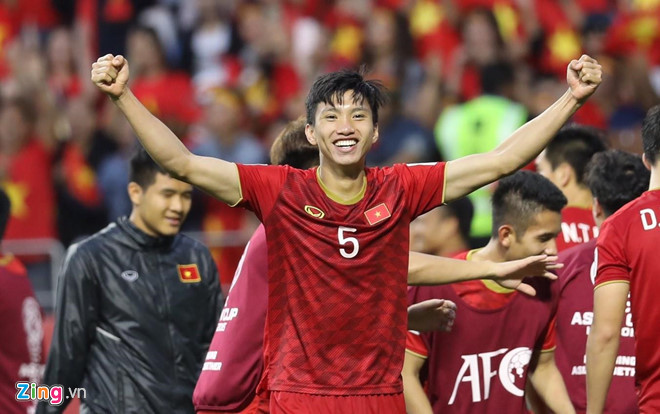 Trước khi được ví với những ngôi sao lớn, Đoàn Văn Hậu được dân mạng cũng như người yêu bóng đá gọi bằng những biệt danh thân thiết, vui vẻ dựa trên tính cách hay những "phát ngôn gây sốc" của chàng hậu vệ quê Thái Bình. Khi trở về từ giải U23 châu Á tại Thường Châu (Trung Quốc), vì vừa ít tuổi nhất đội tuyển Việt Nam, lại là con út trong gia đình, hậu vệ 20 tuổi được người hâm mộ và các đồng đội gọi bằng biệt danh "em út", "em út vàng", "cậu út". Ảnh: Minh Chiến.