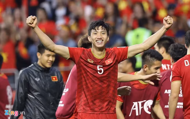 Trước khi được ví với những ngôi sao lớn, Đoàn Văn Hậu được dân mạng cũng như người yêu bóng đá gọi bằng những biệt danh thân thiết, vui vẻ dựa trên tính cách hay những "phát ngôn gây sốc" của chàng hậu vệ quê Thái Bình. Khi trở về từ giải U23 châu Á tại Thường Châu (Trung Quốc), vì vừa ít tuổi nhất đội tuyển Việt Nam, lại là con út trong gia đình, hậu vệ 20 tuổi được người hâm mộ và các đồng đội gọi bằng biệt danh "em út", "em út vàng", "cậu út". Ảnh: Minh Chiến.