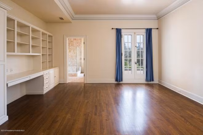 Một không gian kín đáo hơn có thể được sử dụng để làm thư viện, phòng làm việc, hoặc thậm chí là phòng ngủ khi nó được tích hợp với một phòng tắm bên trong.