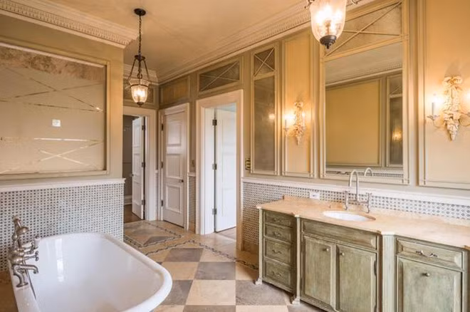 Phòng tắm chính trang nhã với tông màu be chủ đạo được bài trí tinh tế, gọn gàng và chia thành nhiều khu vực khác nhau.