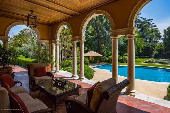 Hồ bơi và bồn tắm nước nóng ngoài trời có thể là địa điểm lý tưởng để Anthony Russo tổ chức bữa tiệc với các tên tuổi nổi tiếng tại Hollywood.