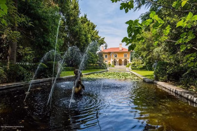 Hồ nước với hệ thống phun tự động tôn thêm vẻ sang trọng, cổ điển cho căn biệt thự hơn 100 năm tuổi này.