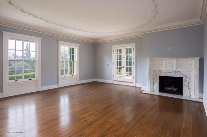 Toàn bộ biệt thự được chia làm 2 ngôi nhà với khu ở chính dành cho gia chủ và người thân rộng khoảng 956 m2. Căn nhà khách cách đó không xa, có diện tích hơn 232 m2, được trang bị đầy đủ tiện nghi, dành để tiếp đón bạn bè hoặc làm nơi ở cho gia nhân.