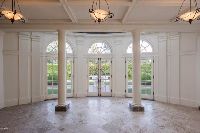 Các thiết kế kiến trúc độc đáo, cổ điển như cột đá hay sàn cẩm thạch tôn lên vẻ đẹp trang nhã, thanh lịch cho căn biệt thự.