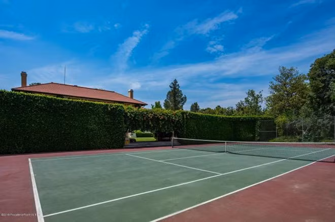 Sân tennis rộng rãi là tiện ích không nào thể thiếu đối trong khuôn viên của một căn biệt thự cao cấp, xa xỉ.