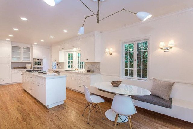 Nhà bếp có tông màu trắng chủ đạo được trang bị những dụng cụ nấu nướng hiện đại.