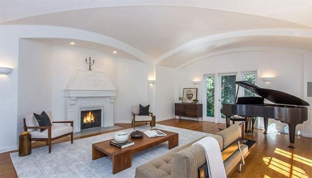 Chủ cũ của ngôi nhà là ngôi sao âm nhạc Moby. Ngôi nhà được xây dựng từ đầu thế kỷ 20 theo kiến trúc truyền thống Anh nhưng trong thời gian ở, Moby đã tân trang theo phong cách hiện đại.