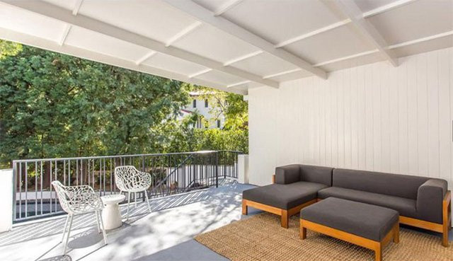 Ban công rộng tràn ngập ánh sáng.