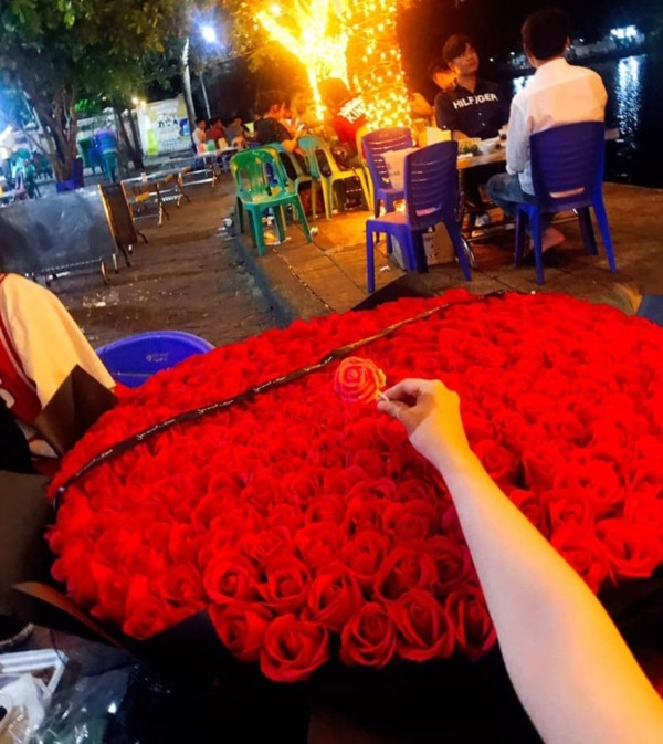 Tram tro man cau hon ban gai hon tuoi bang bo hoa 