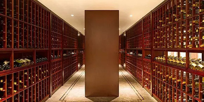 Tất cả 32 phòng ngủ thuộc biệt viện của Jack Ma đều được xây dựng hướng về phía Bắc để đón ánh sáng mặt trời, hay còn gọi là đón khí dương (theo quan niệm của người Trung Quốc). Được thiết kế chủ yếu theo phong cách truyền thống của người Trung Quốc với những mái nhà "bị lật" cong vút đậm chất kiến trúc Tô Châu, đi kèm là những cột chống bằng gỗ nguyên bản có kích thước lớn và dài.