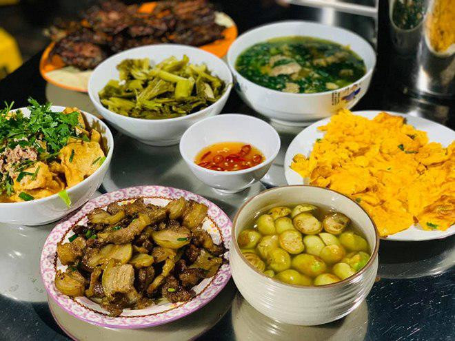 Vo Hong Dang khoe bua com 