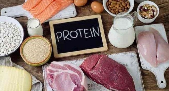 Bổ sung protein vào chế độ ăn uống Protein là một chất dinh dưỡng rất quan trọng giúp xây dựng hoặc duy trì cơ bắp. Protein giúp bạn phục hồi nhanh chóng. Do đó bạn nên bổ sung protein vào chế độ ăn uống hàng ngày.
