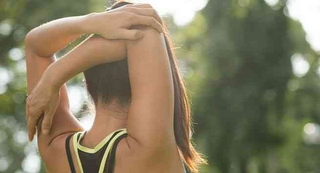 Duỗi người để thư giãn cơ bắp Duỗi người là cách tuyệt vời để không bị căng cứng cơ bắp nữa. Cách này không chỉ giúp bạn cảm thấy tốt hơn mà còn giúp bạn di chuyển tự do hơn.