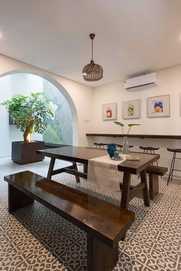 Bộ bàn ghế ăn bằng gỗ nâu sáng bóng mang nét hoài cổ. Nơi này rộng rãi đến mức có thể tổ chức bữa tiệc cho cả đại gia đình.