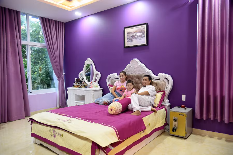 Phòng khách và nơi thờ cúng đều ở tầng 1. Toàn bộ nội thất và bàn thờ đều được làm từ những loại gỗ quý. Trong nhà còn được treo bức tranh nhân, nghĩa, lễ, trí, tín là vì anh muốn dạy con cháu sống tốt, có đạo đức.