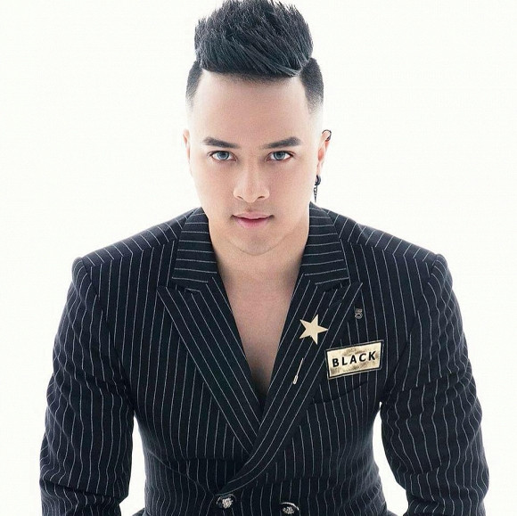 Nhiều năm đi hát, Cao Thái Sơn khiến nhiều người ngưỡng mộ khi sở hữu xế hộp sang, một biệt thự triệu đô và một nhà vườn. Tháng 6/2019, nam ca sĩ khoe tậu thêm một biệt thự ngay kế bên biệt thự triệu đô.