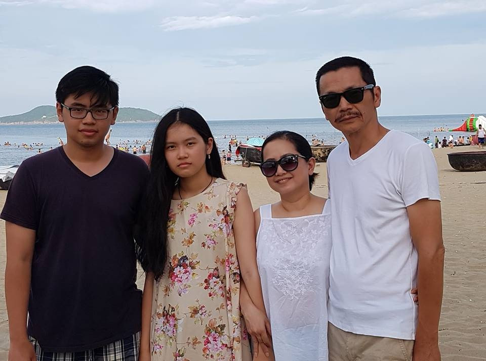 NSƯT Trung Anh và vợ có 2 người con. Con trai lớn của ông đang học IT bên Phần Lan. Con gái út đang học cấp 2. Ông Sơn của "Về nhà đi con" từng chia sẻ với phóng viên báo VTC News, các con rất ít khi xem phim bố đóng. Cả hai cũng không mong muốn đi theo con đường nghệ thuật, mặc dù từ nhỏ đã được một số đạo diễn mời đi đóng phim.