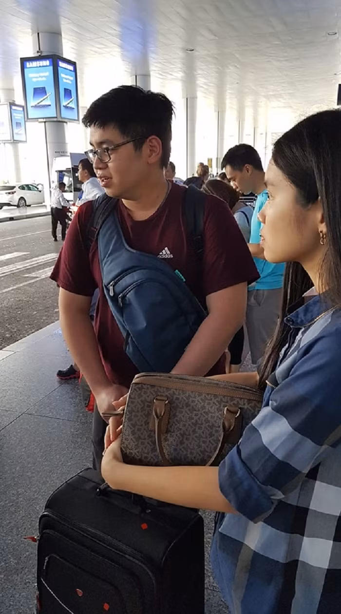 Sau năm học đầu tiên ở Phần Lan, con trai NSƯT Trung Anh về nhà nghỉ hè. Ông cùng vợ và con gái út ra sân bay đón con.