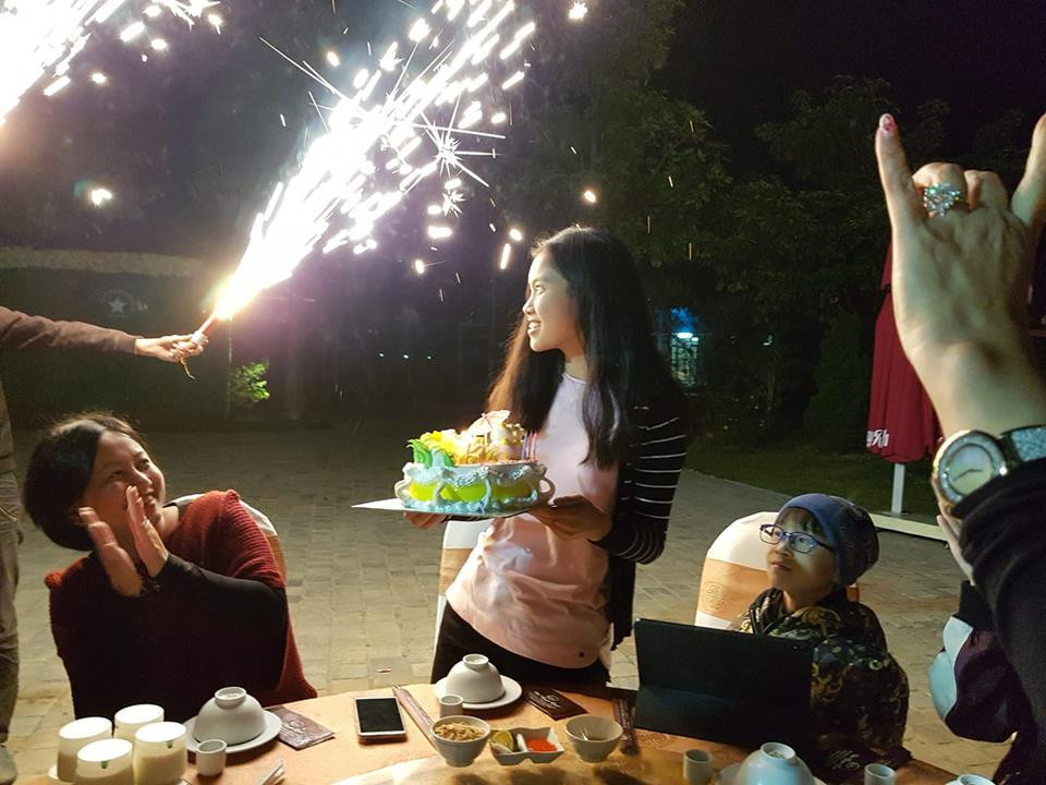 gia đình NSƯT Trung Anh và các đồng nghiệp tổ chức sinh nhật cho con gái út.