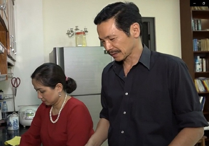 NSƯT Trung Anh và vợ con đang sống trong một căn chung cư tương đối rộng rãi ở Hà Nội. Ông tâm sự, mỗi khi ở nhà ông cũng thường xuyên giúp đỡ vợ công việc nhà. Tuy nhiên, ông thừa nhận mình không phải là người khéo léo, đôi khi muốn giúp vợ nhưng lại khiến mọi việc trở nên rối hơn.