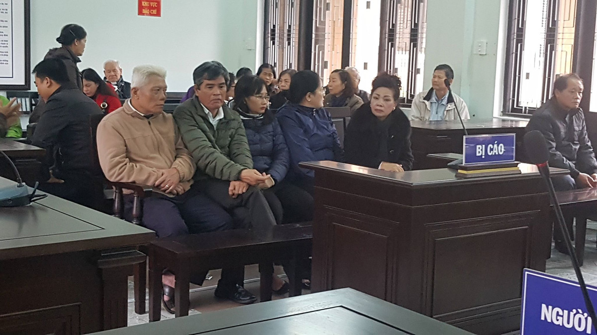 Các bị cáo trước vành móng ngựa.