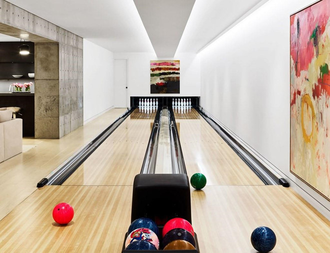 Sân bowling trong nhà là nơi phù hợp để "búp bê Nga" tìm đến một môn thể thao giải trí sau những giờ tập luyện hay thi đấu quần vợt.