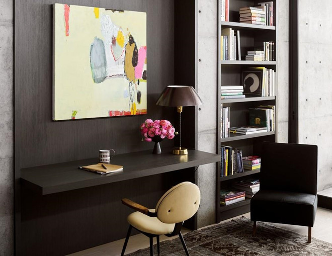 Không gian làm việc nhỏ gọn, mang những gam màu tối chủ đạo.
