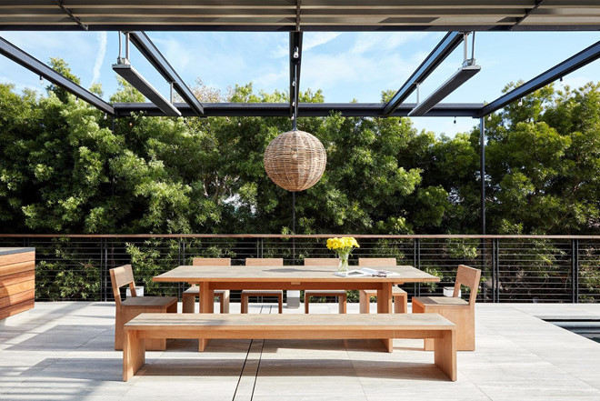 Ban công đón nắng cùng bàn ghế mộc mạc ngay bên ngoài phòng khách cũng là địa điểm lý tưởng để chuyện trò, tán gẫu trong một không khí cởi mở.