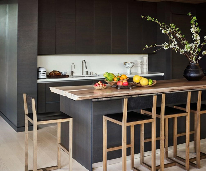 Không gian nhà bếp được thiết kế đơn giản, mộc mạc với một số nội thất được làm từ gỗ cây óc chó. Các trang thiết bị nấu nướng được tích hợp gọn ghẽ bên trong một chiếc tủ cỡ lớn.