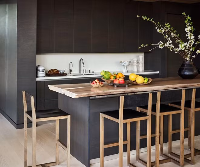 Không gian nhà bếp được thiết kế đơn giản, mộc mạc với một số nội thất được làm từ gỗ cây óc chó. Các trang thiết bị nấu nướng được tích hợp gọn ghẽ bên trong một chiếc tủ cỡ lớn.