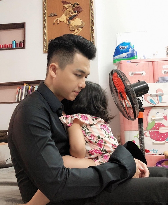 Mới đây, vợ nam ca sĩ cho biết do vợ chồng cô muốn mua một căn hộ rộng hơn nên quyết định rao bán căn hộ rộng 68 m2 tại TP Hồ Chí Minh. Được biết, căn hộ này vợ chồng Tiến Dũng (The Men) mới nhận và đã decor. Cặp hộ được rao bán giá hơn 2,7 tỉ đồng.