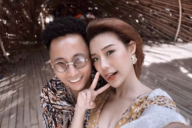 Nguyễn Thanh Huyền (biệt danh: Mít, sinh năm 1996, Hà Nội) - vợ rapper Rhymastic - thu hút sự chú ý nhờ ngoại hình nóng bỏng. Đôi trẻ chính thức về chung một nhà vào đầu tháng 4 vừa rồi.