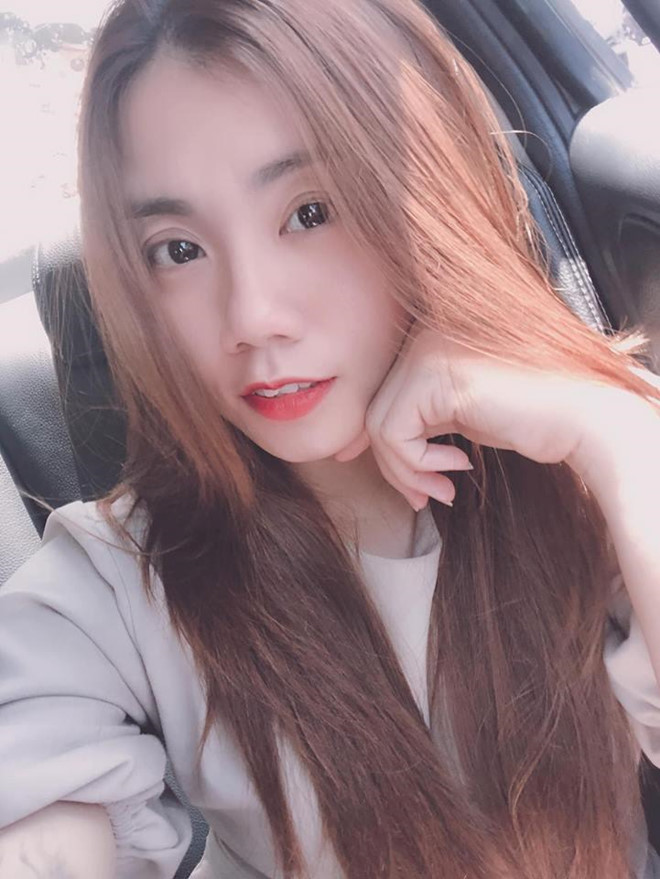 Hiện tại, trang cá nhân của Kim Phụng có gần 200.000 người theo dõi. Cô thường xuyên đăng ảnh tình cảm bên chồng, con gái. Trong vài lần chia sẻ, Black Bi cho biết: "Ngoài đời, mình làm gì cũng có thể khiến vợ bật cười nhưng cô ấy không bao giờ chịu xem hài hay MV của mình".