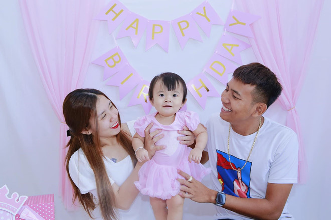 Black Bi (tên thật: Vũ Phạm Đình Thái, sinh năm 1991) là rapper được nhiều người biết tới từ những năm 2012, 2013. Sau đó, 9X gia nhập nhóm hài FAPtv và nhanh chóng để lại dấu ấn nhờ lối diễn xuất tự nhiên, hài hước. Năm 2017, Black Bi về chung một nhà với Lê Kim Phụng (sinh năm 1993).