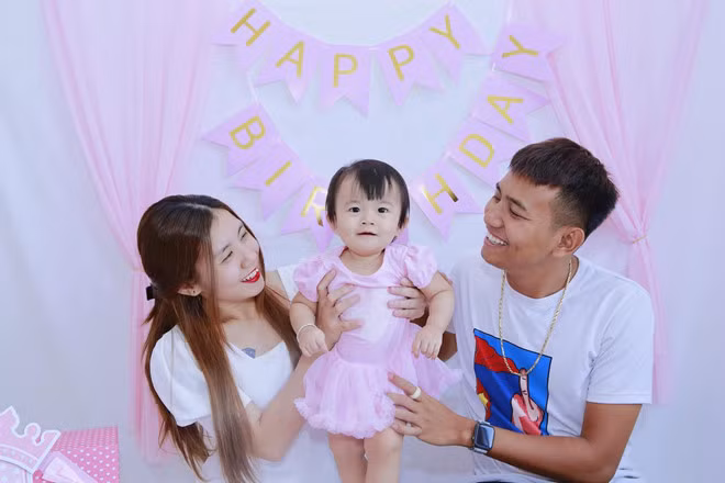 Black Bi (tên thật: Vũ Phạm Đình Thái, sinh năm 1991) là rapper được nhiều người biết tới từ những năm 2012, 2013. Sau đó, 9X gia nhập nhóm hài FAPtv và nhanh chóng để lại dấu ấn nhờ lối diễn xuất tự nhiên, hài hước. Năm 2017, Black Bi về chung một nhà với Lê Kim Phụng (sinh năm 1993).