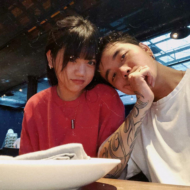 Khói (tên thật: Trịnh Hoàng Nam, sinh năm 1992) là rapper đình đám trong giới trẻ với loạt hit như Đa tài thì... đa tình, Là bao xa... Tháng 6 vừa rồi, Khói công khai bạn gái mới là Nguyễn Ngọc Bảo Hân (sinh năm 2000) khiến nhiều người chú ý.