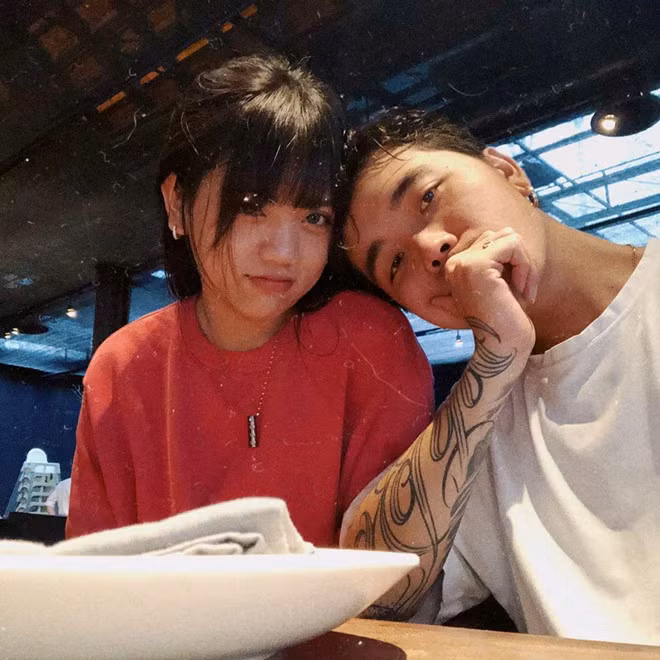 Khói (tên thật: Trịnh Hoàng Nam, sinh năm 1992) là rapper đình đám trong giới trẻ với loạt hit như Đa tài thì... đa tình, Là bao xa... Tháng 6 vừa rồi, Khói công khai bạn gái mới là Nguyễn Ngọc Bảo Hân (sinh năm 2000) khiến nhiều người chú ý.