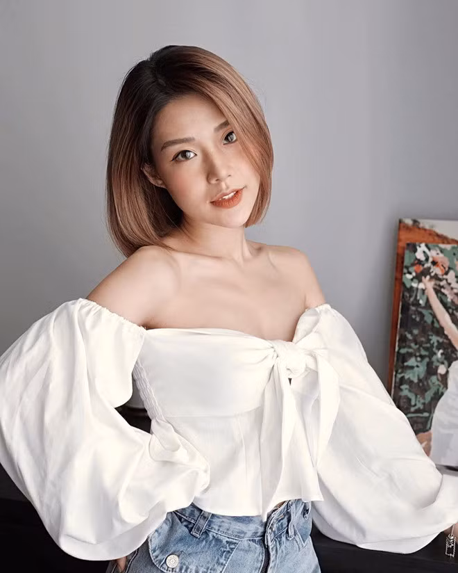 Huyền Mít sở hữu chiều cao khiêm tốn 1,50 m nhưng vẫn "đốt mắt" dân mạng bởi 3 vòng cân đối và gu thời trang sexy, gợi cảm. Hiện tại, 9X đã chuyển vào TP.HCM sinh sống cùng chồng và đang làm việc trong lĩnh vực truyền thông.