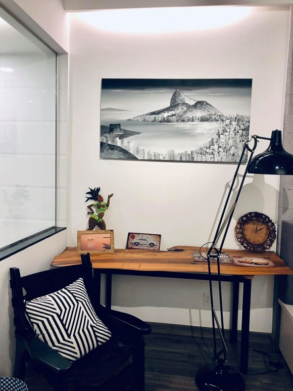 Phòng khách trong căn hộ của Quốc Cường.