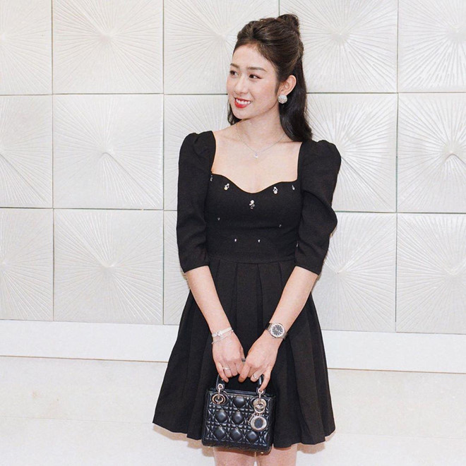 9X theo đuổi phong cách thời trang khi thanh lịch, nữ tính, lúc lại năng động, khỏe khoắn. Bởi vậy, khi "lên đồ" sexy, gợi cảm trong bức hình đăng trên trang cá nhân gần đây, Trang Lou khiến dân mạng bất ngờ, khen "gái một con trông mòn con mắt". Ngoài ra, hot mom này còn được chú ý khi tậu nhà đẹp, xe sang khi chưa chạm mốc 25 tuổi. Thu nhập chính của hai vợ chồng đến từ việc kinh doanh thời trang, làm KOL cho nhiều thương hiệu.