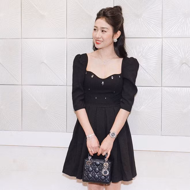 9X theo đuổi phong cách thời trang khi thanh lịch, nữ tính, lúc lại năng động, khỏe khoắn. Bởi vậy, khi "lên đồ" sexy, gợi cảm trong bức hình đăng trên trang cá nhân gần đây, Trang Lou khiến dân mạng bất ngờ, khen "gái một con trông mòn con mắt". Ngoài ra, hot mom này còn được chú ý khi tậu nhà đẹp, xe sang khi chưa chạm mốc 25 tuổi. Thu nhập chính của hai vợ chồng đến từ việc kinh doanh thời trang, làm KOL cho nhiều thương hiệu.