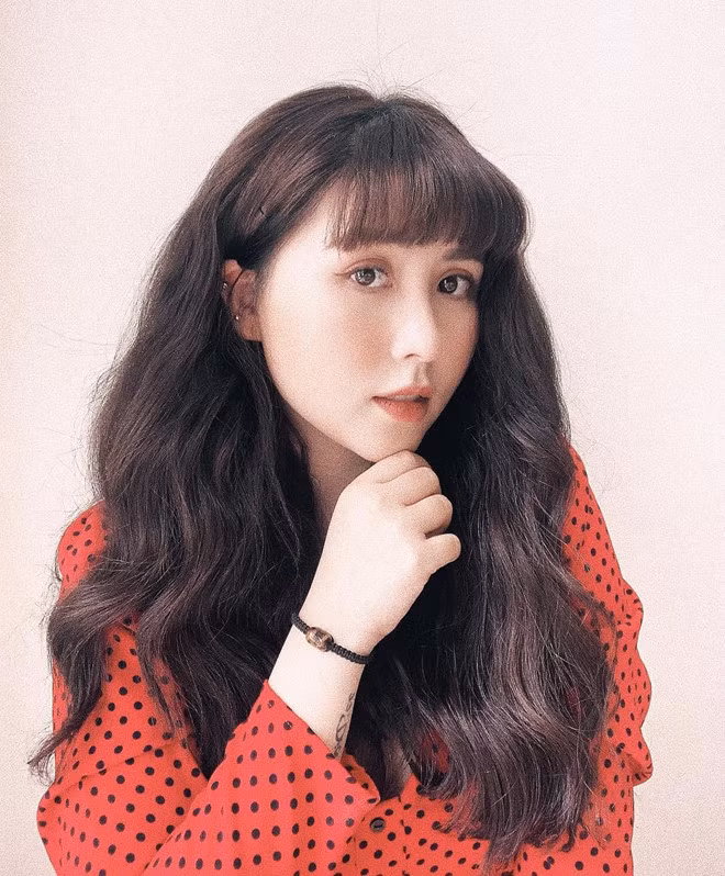 Bà xã Kiên Hoàng đứng thứ 4 trong danh sách những bà mẹ bỉm sữa có nhiều người theo dõi trên Facebook với hơn 320.000 follower. Ngoài việc được chú ý là một trong 3 "hot family" đình đám Hà thành, Heo Mi Nhon còn gây chú ý khi mua nhà ở độ tuổi còn trẻ. Năm 2017, Loan Hoàng đã sở hữu căn hộ rộng 95 m2. Một thời gian sau, cả hai quyết định dọn khỏi nơi ở cũ và mua cùng lúc hai căn hộ mới.