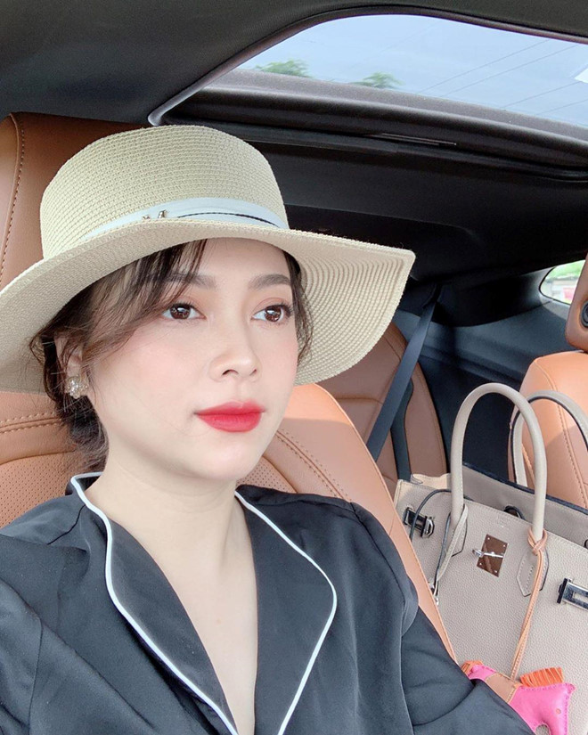 Hot girl từng có mối tình kéo dài 16 năm với Đăng Nguyên (em trai ca sĩ Đăng Khôi). Hậu chia tay, 8X tự nuôi hai con. Năm 2017, cô tái hôn với kiến trúc sư Tiến Dũng. Hiện Hằng Túi sống hạnh phúc bên chồng và 4 con.