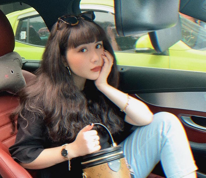 Heo Mi Nhon (tên thật Hoàng Thanh Loan, sinh năm 1991) là hot girl đình đám Hà thành. Cô bắt đầu được dân mạng biết đến khi là mẫu lookbook quen mặt tại Hà Nội. Sau thời gian nổi trên mạng, năm 2012, Loan Hoàng bắt đầu kinh doanh thời trang. Tên tuổi của cô càng được chú ý khi kết hôn với hot boy Kiên Hoàng vào năm 2015.