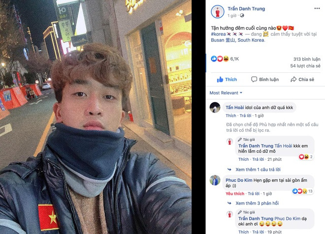 Trần Danh Trung quàng khăn kín cổ khi đi dạo trên các con phố của Hàn Quốc. Dòng trạng thái của anh nhận được nhiều bình luận của độc giả.